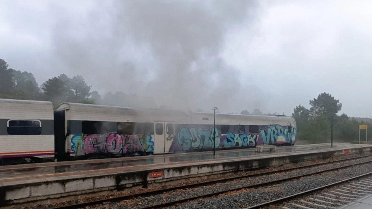 Tren regional Valladolid-Puebla de Sanabria incendiado en la estación de Sarracín.