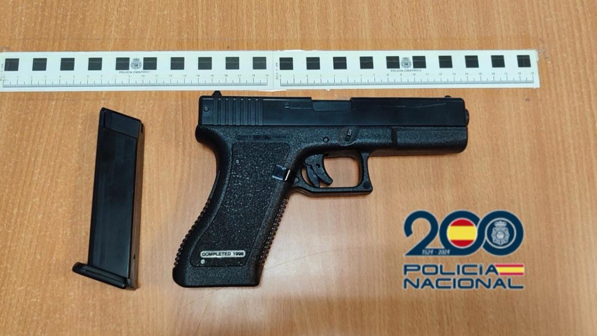 Arma de fuego simulada intervenida