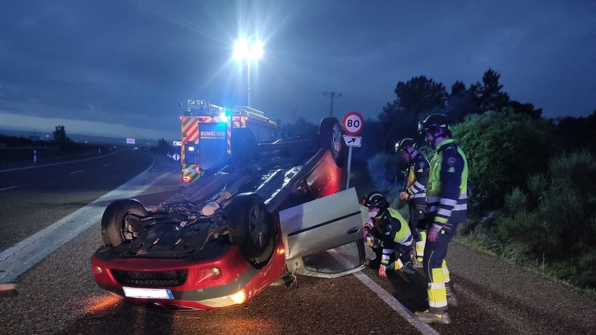 El vuelco de un turismo en la N-601 a la altura de Boecillo (Valladolid) se salda sin heridos.