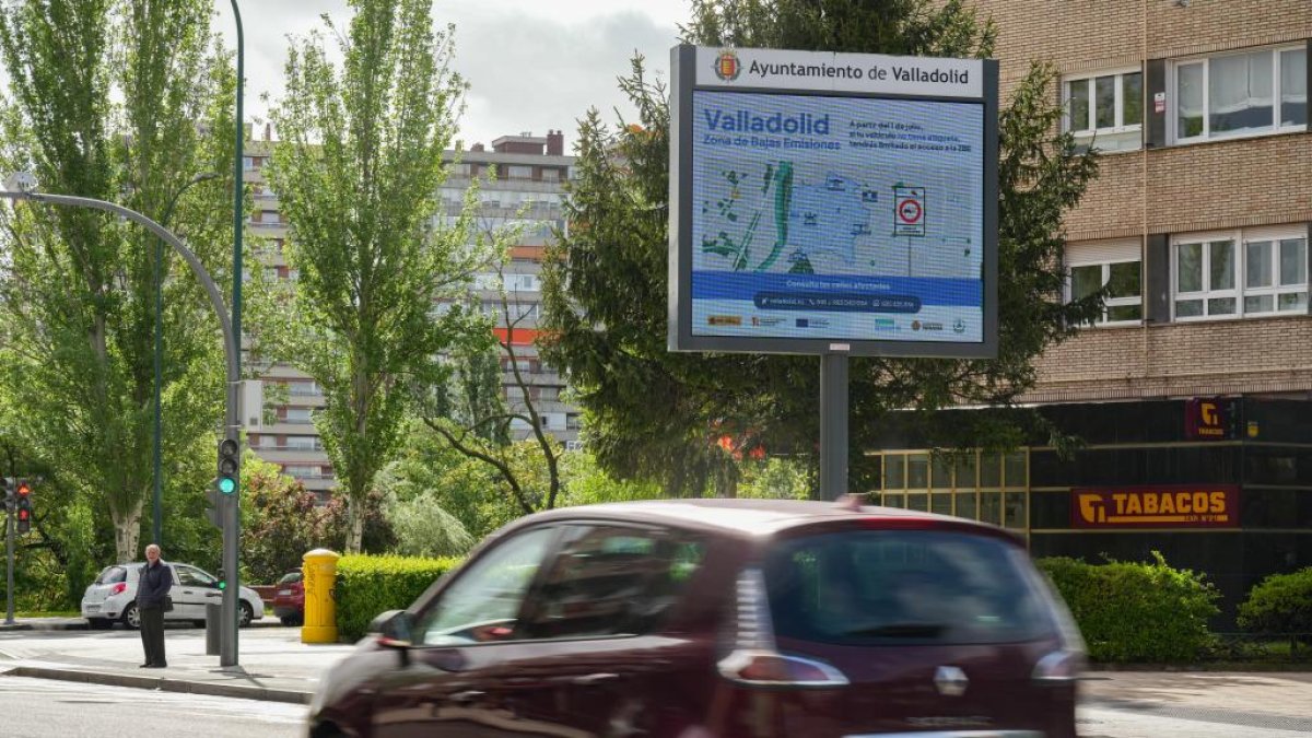 Panel informativo en la Zona de Bajas Emisiones en el puente de Poniente.