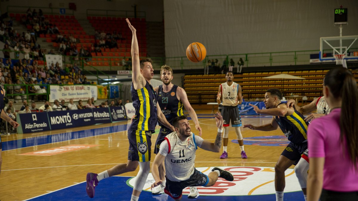 Manchón cae  en una penetración a canasta.