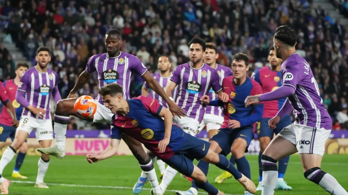 Gavi remata en plancha de cabeza ante Ansu Fati, Sylla, Iván Sánchez, Cömert y Christensen.