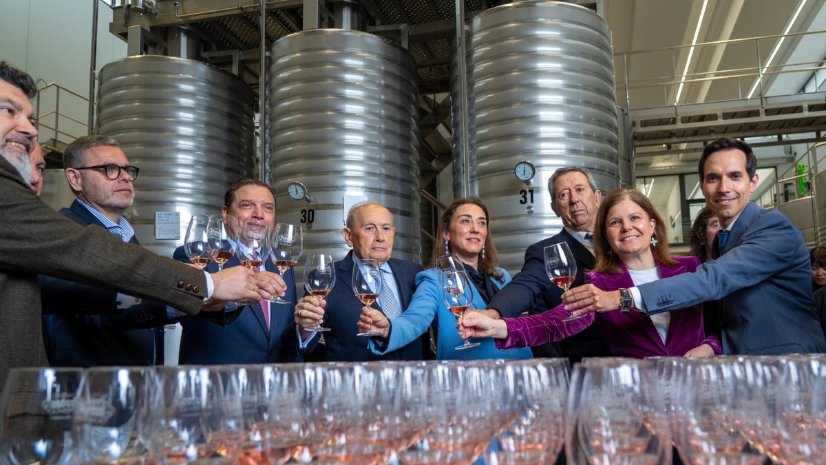 El ministro Luis Planas brinda en la inauguración de la bodega Protos de la DO Cigales en Cubillas de Santa Marta, junto a Edmundo Bayón y María González Corral.