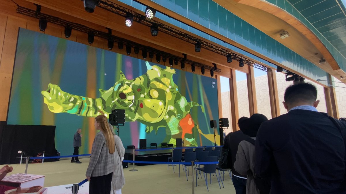 Una imagen del interior del pabellón de España con la obra de Ruth Gómez proyectada.