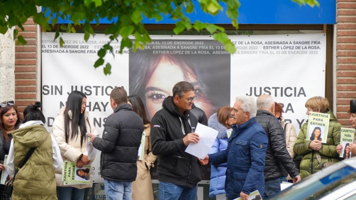 Concentración por Esther López a las puertas de los juzgados, en una imagen de de archivo.