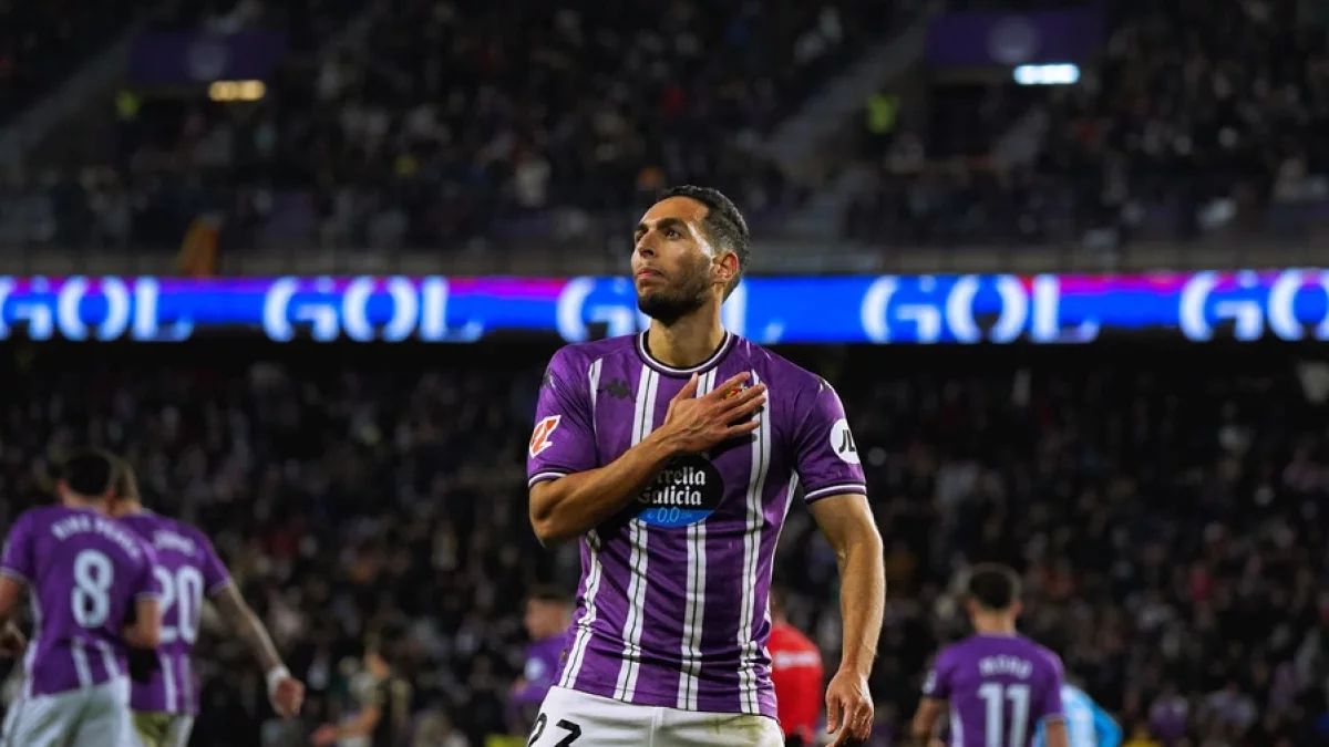 Anuar se leva la mano al escudo y al corazón.