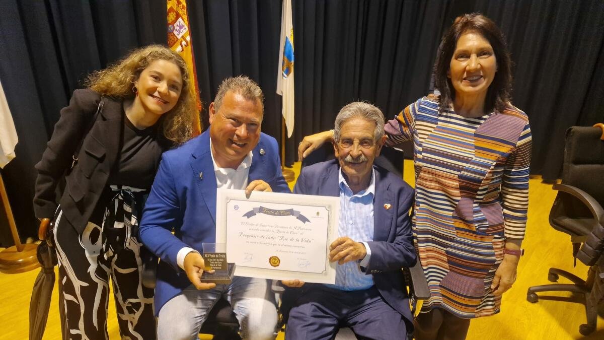 Óscar Arratia y su familia, con Revilla.