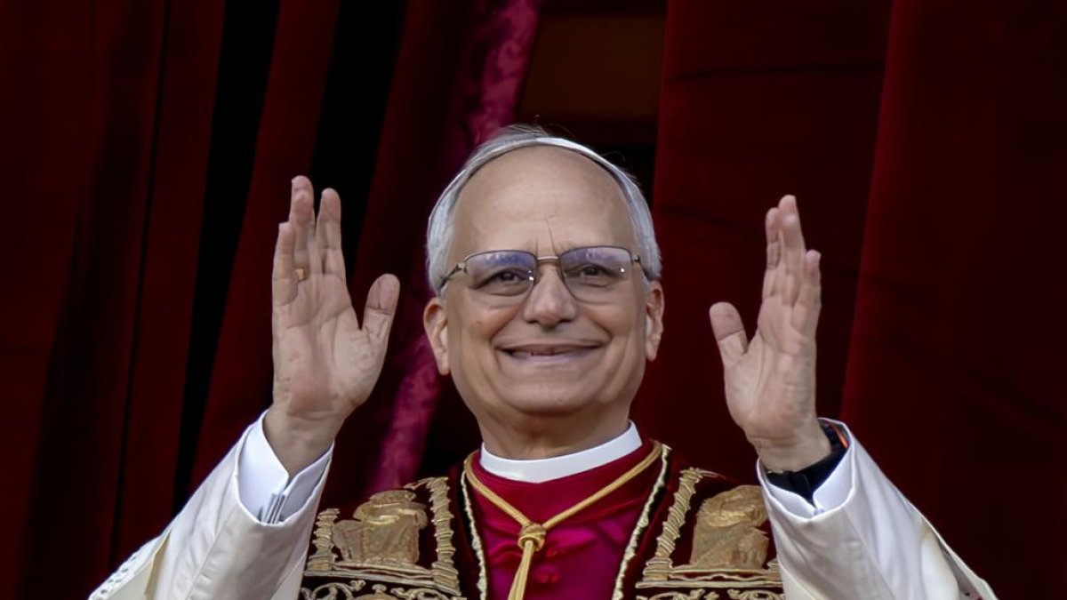 El nuevo Papa León XIV saluda a la Plaza de San Pedro.
