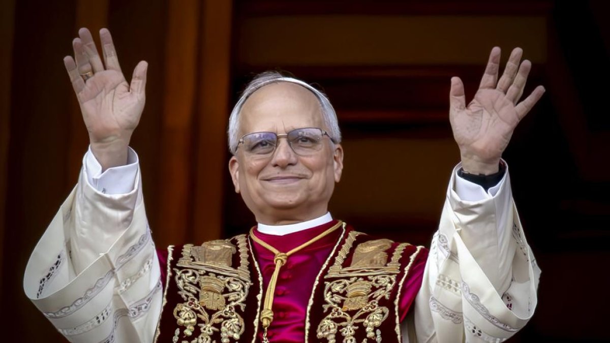 El nuevo Papa León XIV saluda a la Plaza de San Pedro tras su elección.