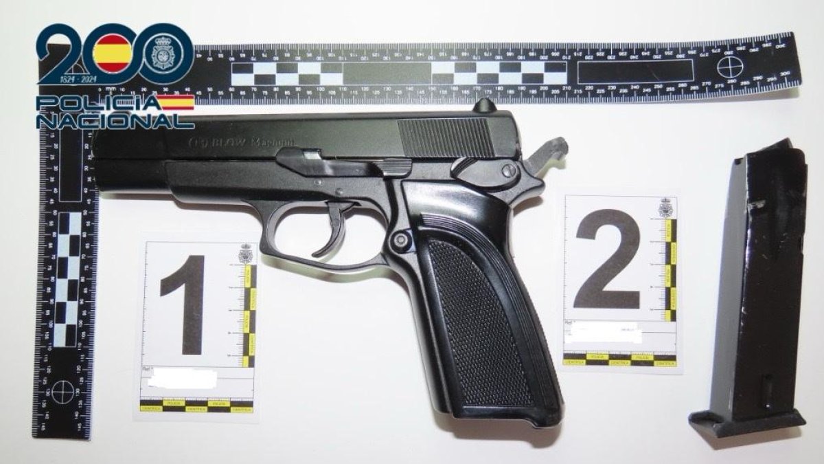 Pistola simulada requisada por la Policía.