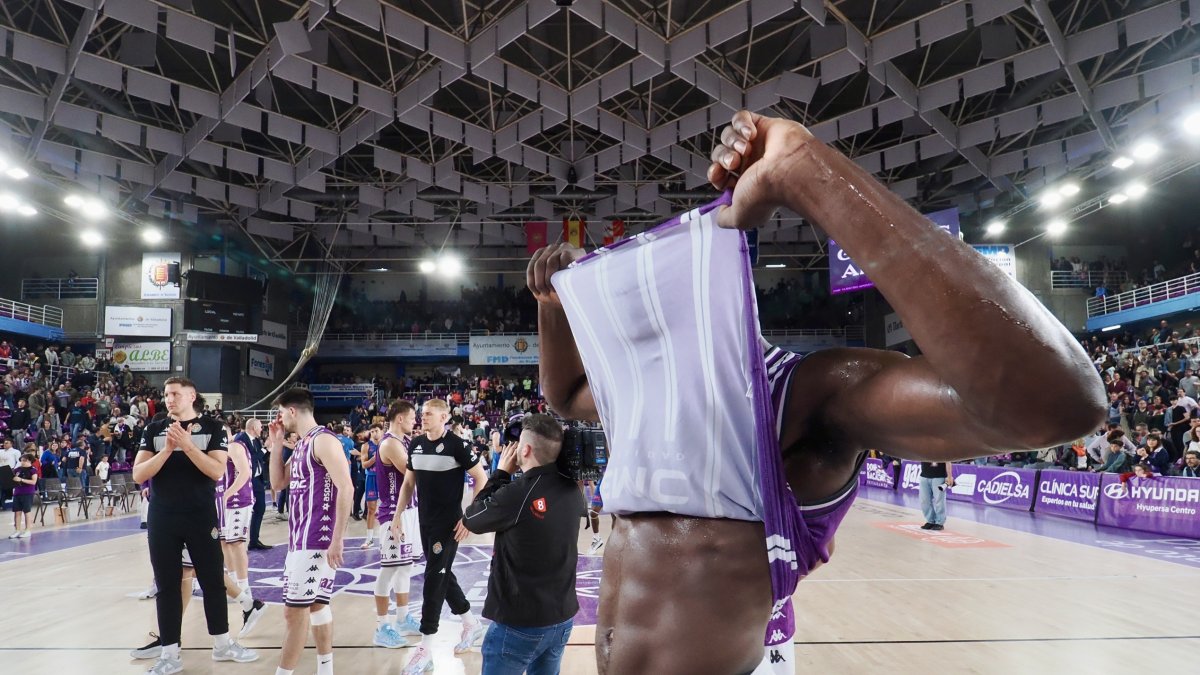 Imagen del UEMC Real Valladolid Baloncesto-Menorca, el partido que lleva al descenso.