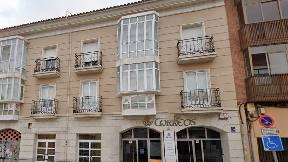 Oficina de Correos en Peñafiel, en la calle Mercado, 7.