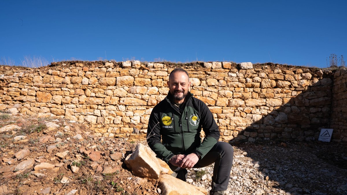 Jesús F. Torres, conocido como “Kechu”, en el castro de La Loma, en Santibáñez de la Peña