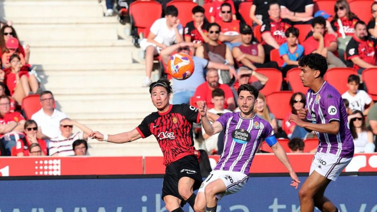 Asano, Moro y Aznou observan el balón en una acción del partido.