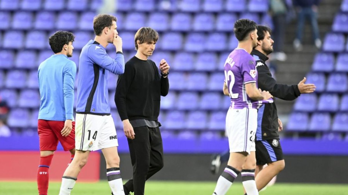 Rubio escucha a Latasa tras la goleada infligida por el Getafe (0-4) en Zorrilla.