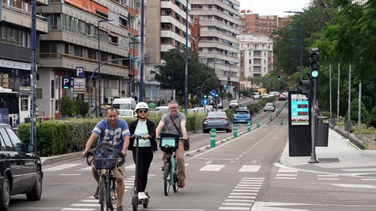 Una imagen de archivo de bicicletas y patinetes en Valladolid