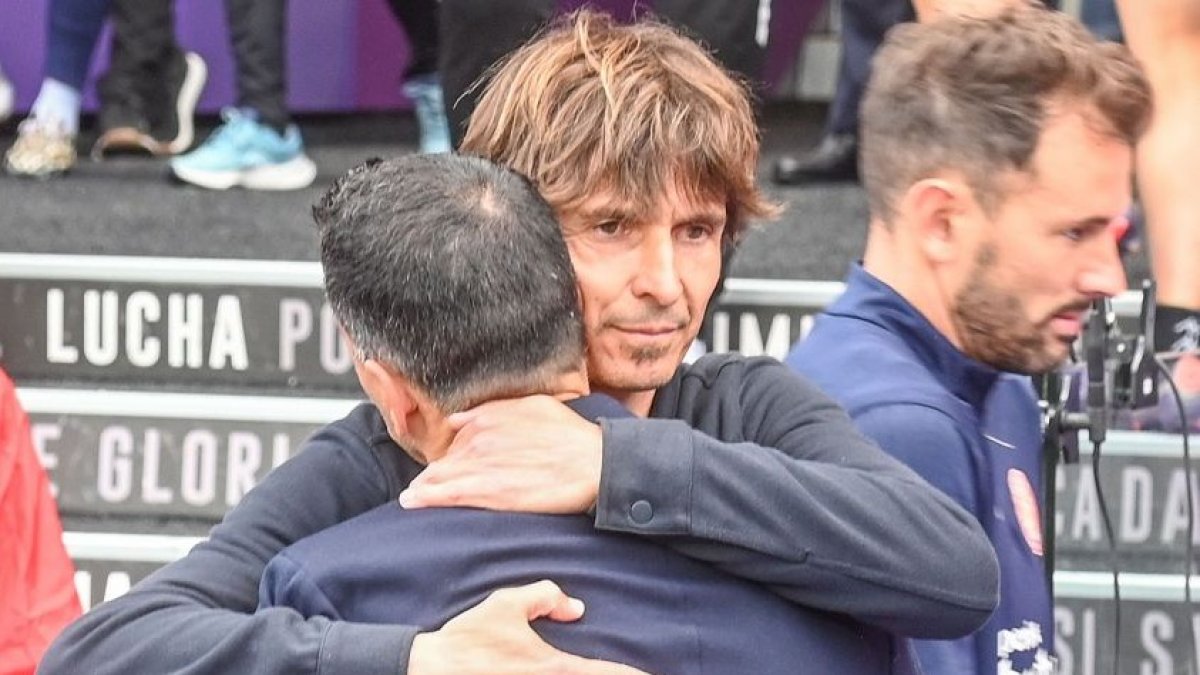 Álvaro Rubio saluda a Míchel antes del partido contra el Girona.