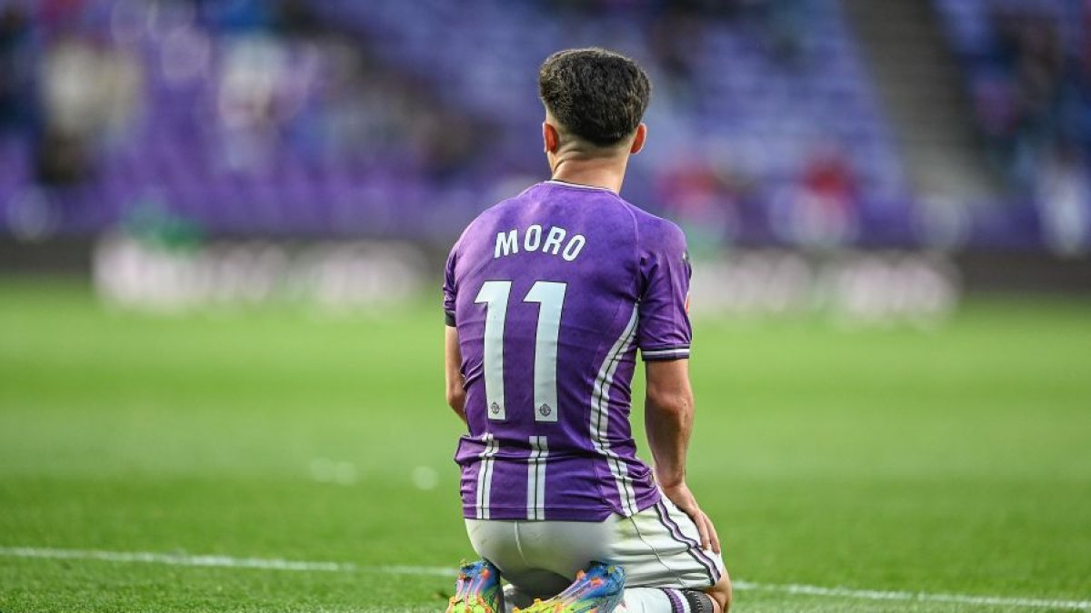 Raúl Moro, de nuevo el mejor del Real Valladolid, ayer junto a Hein.