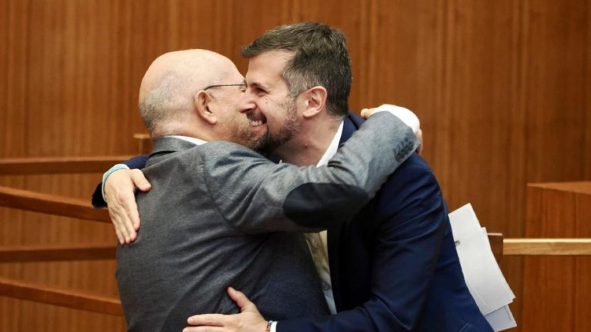 Francisco Igea y Luis Tudanca se abrazan, en una imagen de archivo, durante el último pleno del socialista en las Cortes de Castilla y León