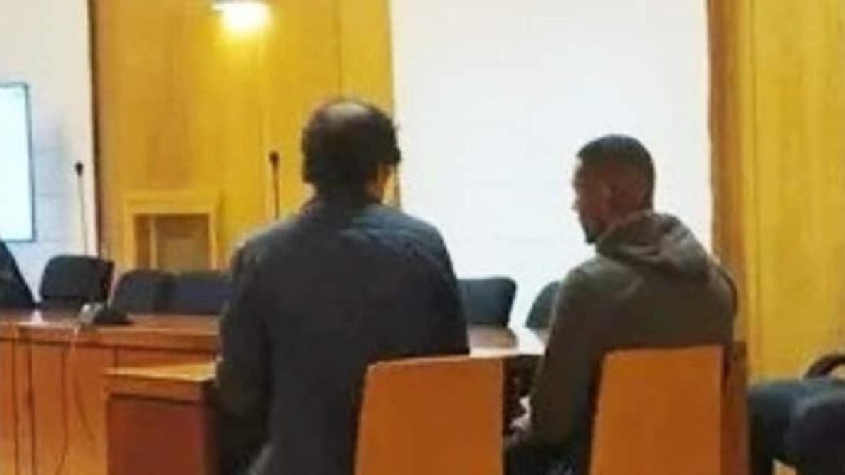 El 'okupa' condenado (D) junto al intérprete durante el juicio en Valladolid en una imagen de archivo
