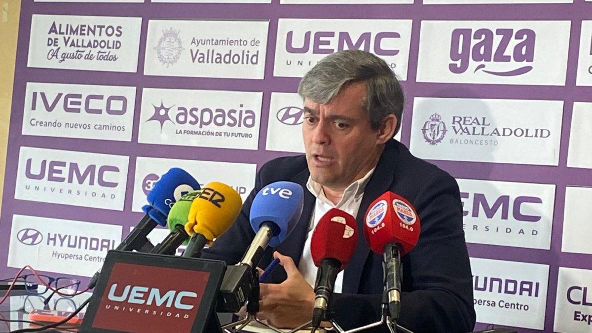 Lorenzo Alonso Nistal en la rueda de prensa del Real Valladolid Baloncesto.