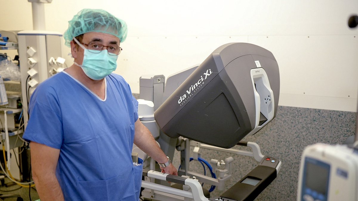 El doctor David Pacheco, jefe de Cirugía General del Río Hortega, junto al robot Da Vinci de este centro.