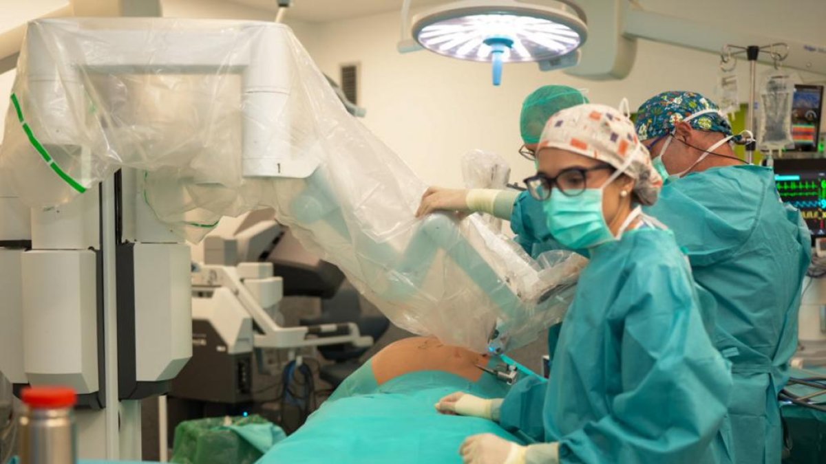 El cirujano David Pacheco y su equipo durante una operación con el robot Da Vinci.