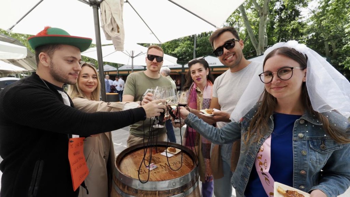 De pinchos y vinos en la Acera de Recoletas por el evento 'Vino + Tapas'