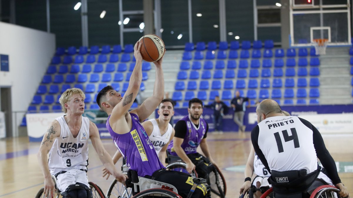 Una acción del partido entre Fundacion Aliados y UCAM Murcia BSR.