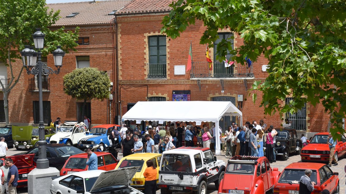 Cigales (Valladolid) acoge la XII Concentración de vehículos clásicos con unos 140 inscritos
