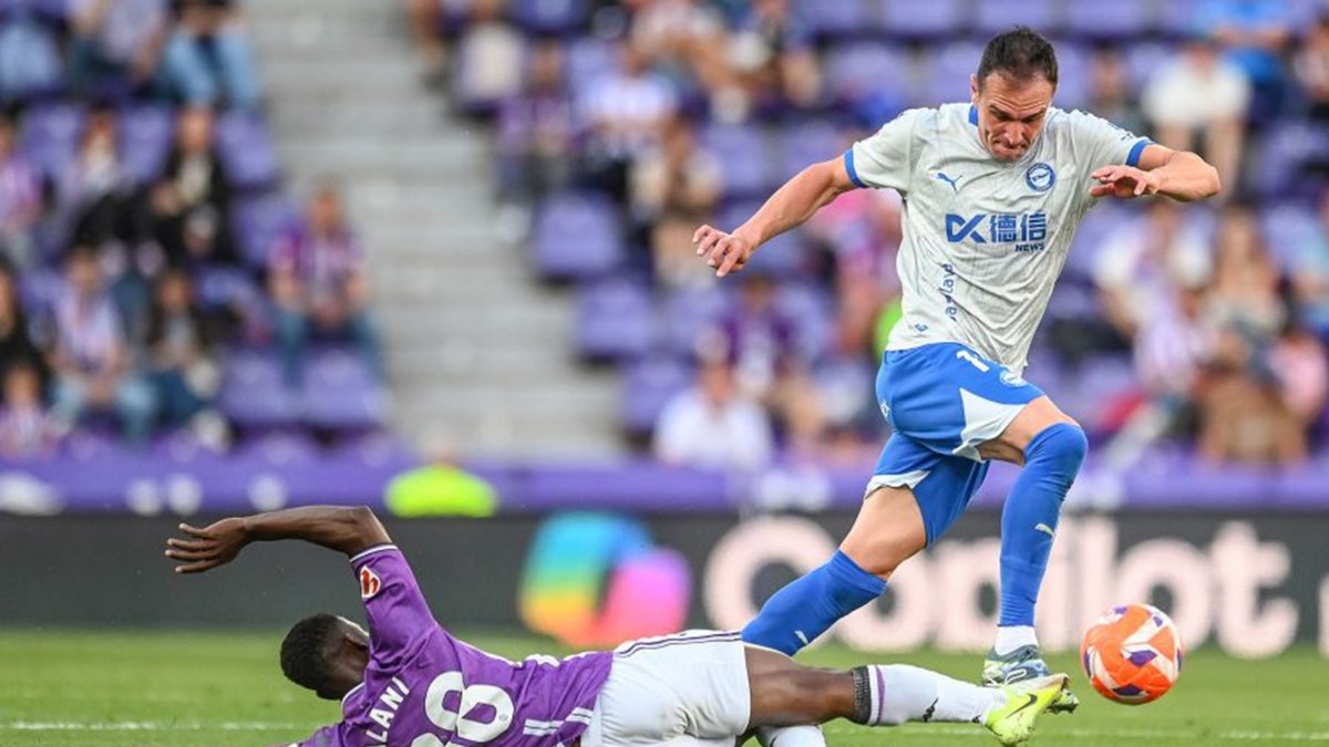 Un lance del partido entre el Real Valladolid y el Alavés que acabó 0-1.