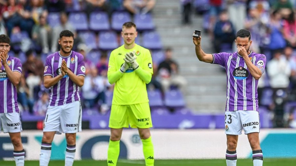 Anuar no puede contener las lágrimas en su homenaje en los prolegómenos del partido.