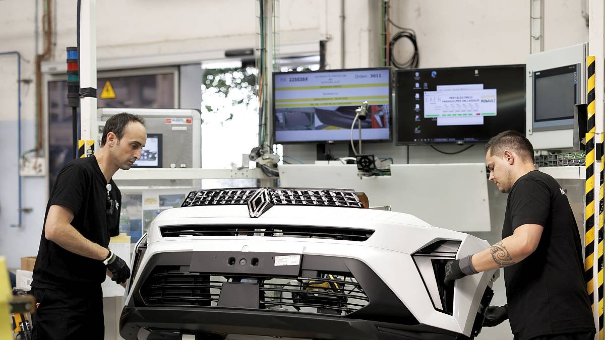 Dos operarios montan una carrocería en la factoría de Renault en Valladolid.