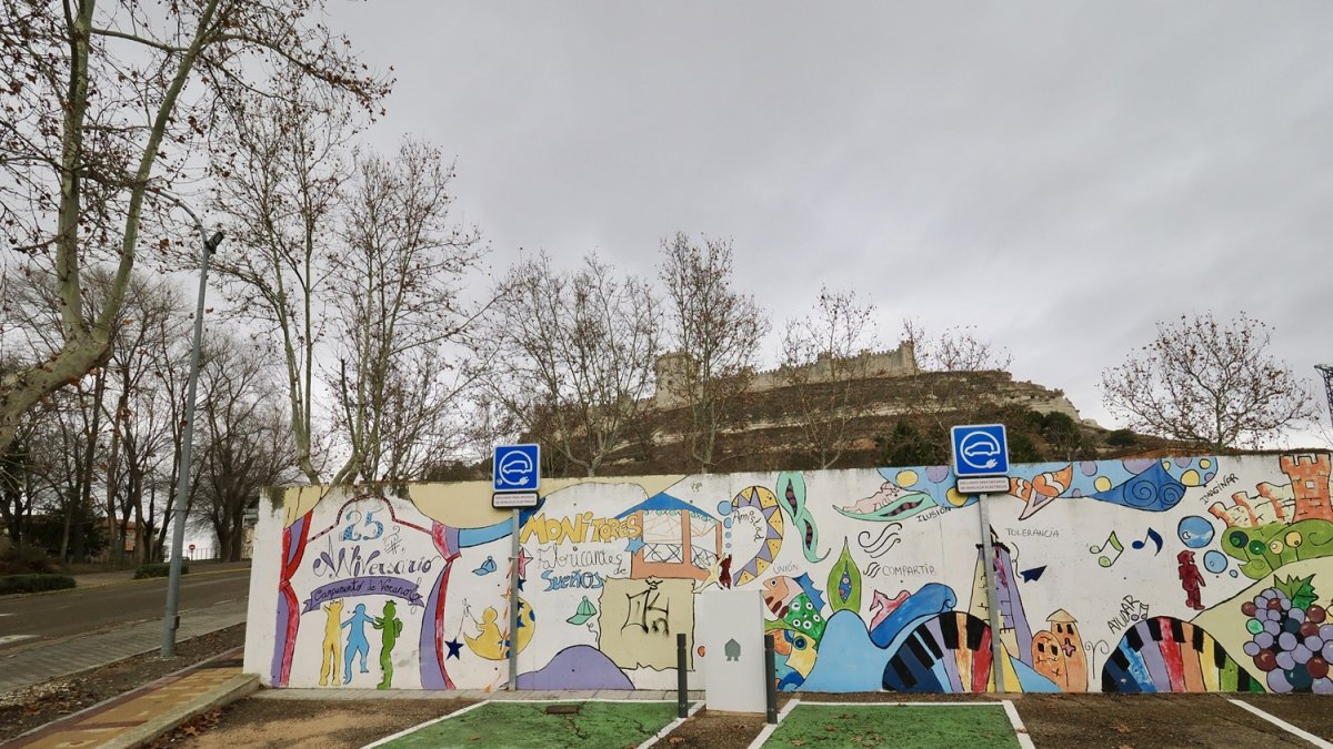 Aparcamiento disuasorio para la subida al castillo de Peñafiel.