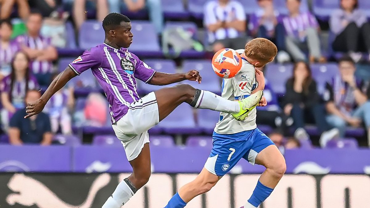 Alani se lleva un balón con fuerza ante el alavesista Carlos Vicente.