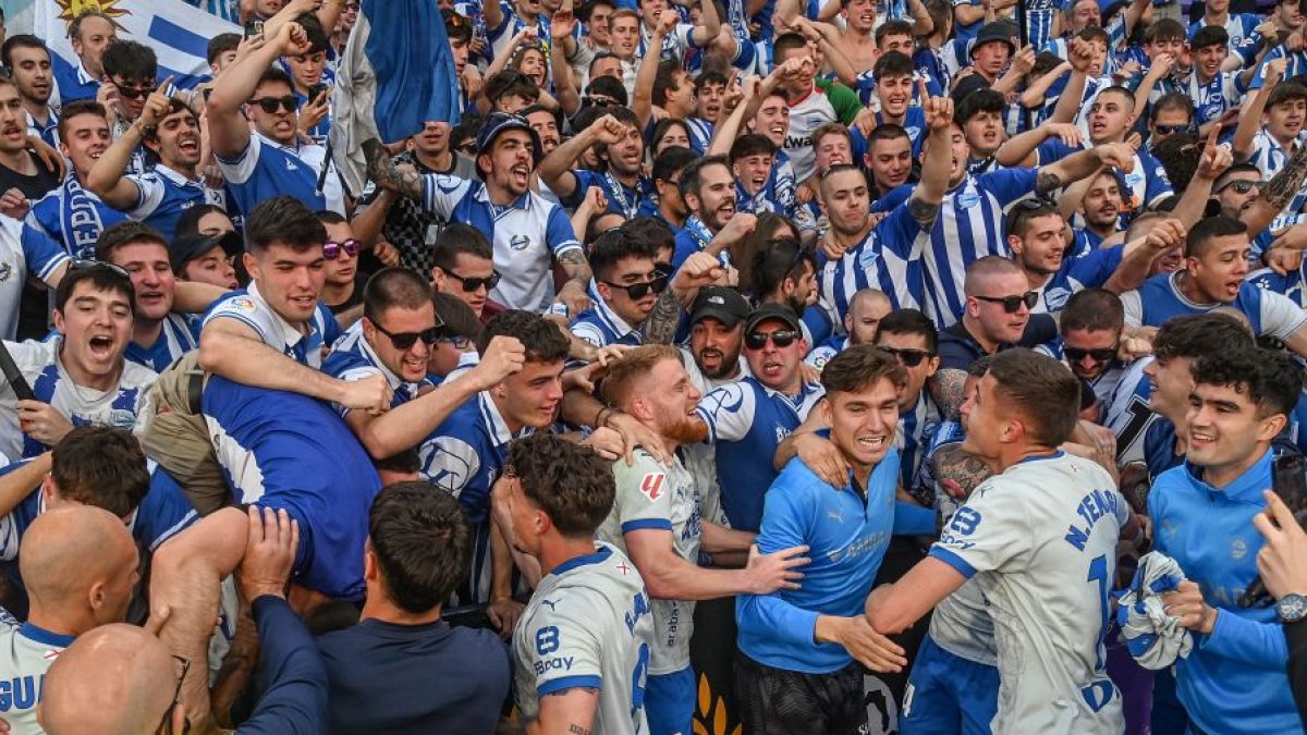 Aficionados del Alavés, con jugadores después del partido.
