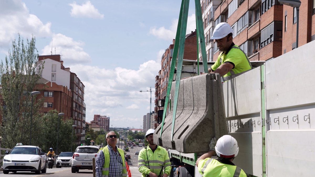 Comienza la retirada de los bloques de hormigón del Paseo Arco de Ladrillo de Valladolid. 