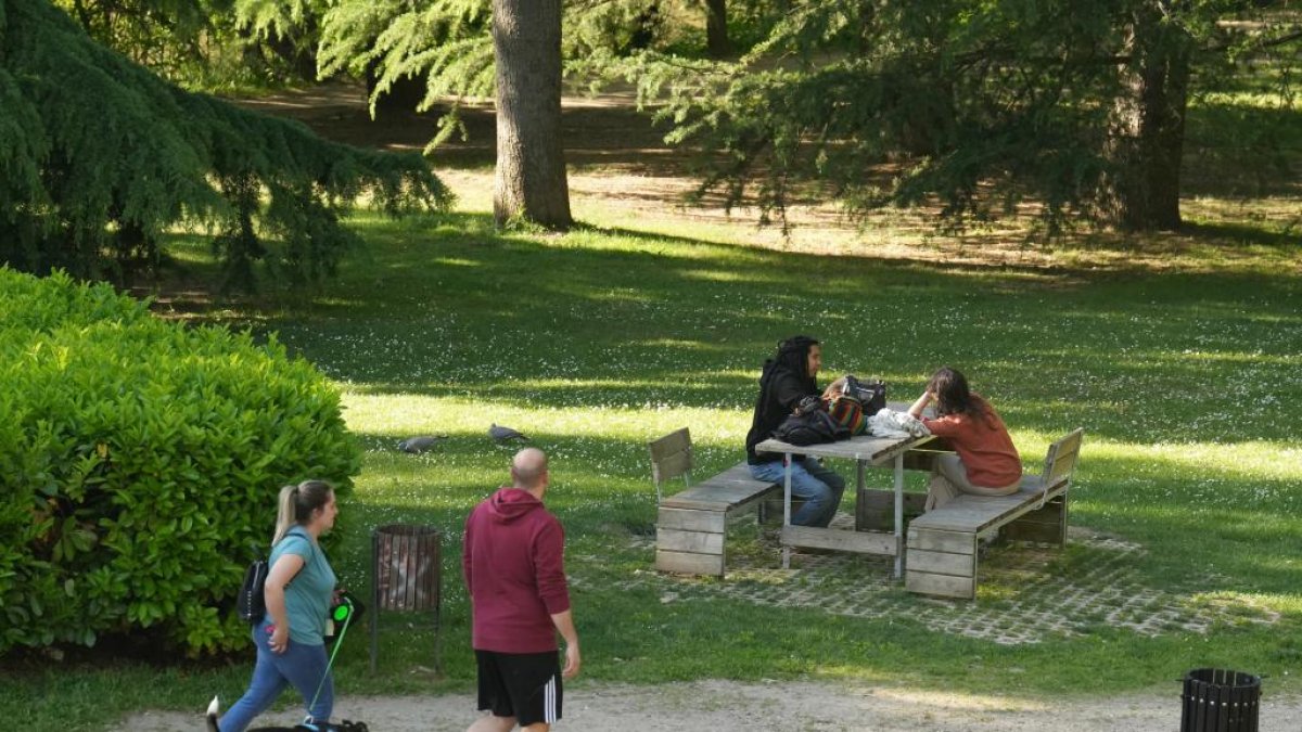Varias personas pasean y usan las infraestructuras del parque Ribera de Castilla de Valladolid