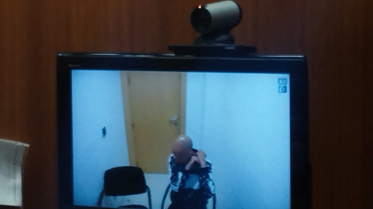 El acusado por el crimen de Viana, en una declaración por videoconferencia desde el penal militar de Alcalá de Henares.