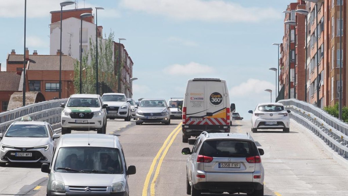 Coches pasando por Arco de Ladrillo en Valladolid