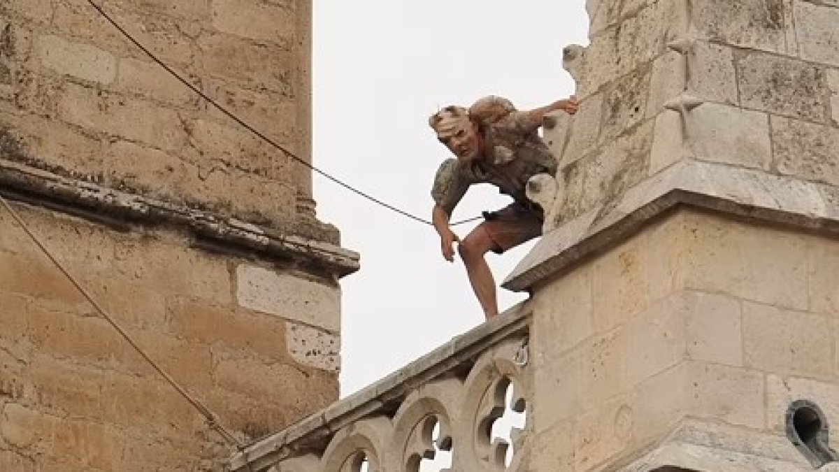 Gárgola interpretada en el espectáculo 'Quasimodo y Esmeralda' subida a la iglesia de La Antigua