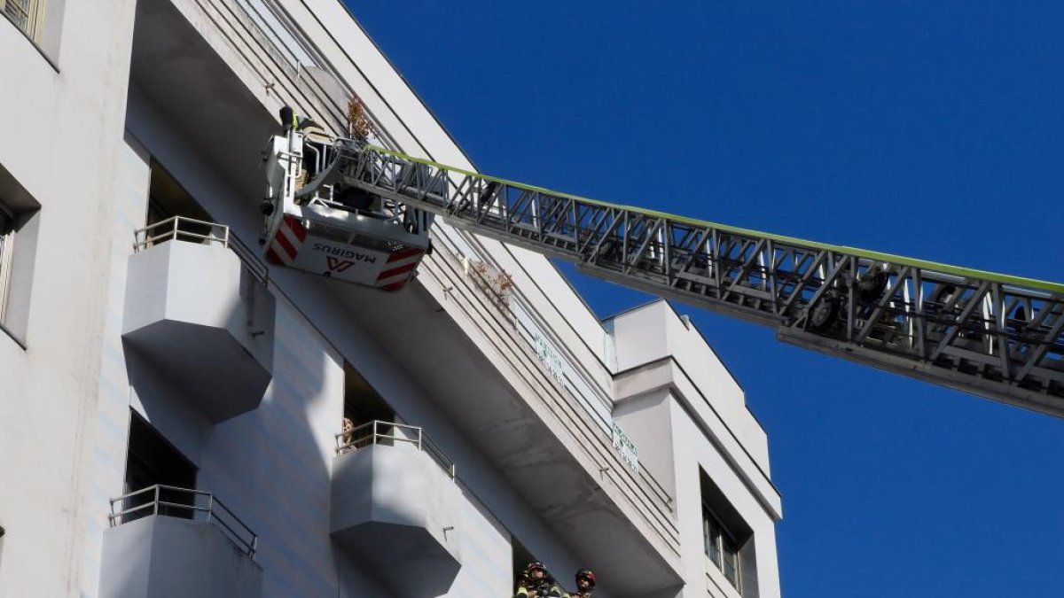 Intervención de los bomberos en el rescate de una mujer atrapada en un balcón en la calle héroes de Alcántara