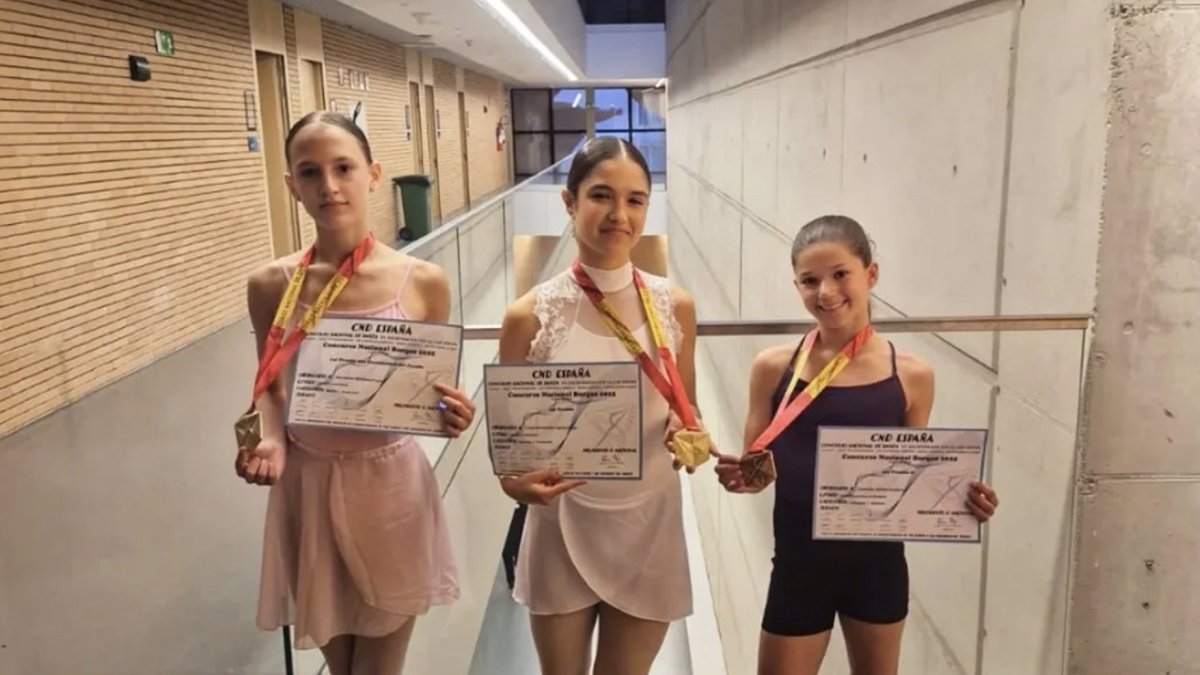 Marianne Martínez (I) y Celia Hernández (C), con la medalla de oro, y Gabriela Gómez, con la medalla de bronce en la categoría de Danza Contemporánea
Las bailarinas Marianne Martínez y Celia Hernández, de la escuela vallisoletana Danza Abierta, dirigida por Jorge Sánchez Agramonte, han obtenido el primer puesto en la final del Campeonato Nacional de Danza celebrado en Burgos, lo que les da opción a participar en CND Europa, que se celebrará en Dijon (Francia) el próximo octubre.
CASTILLA Y LEÓN ESPAÑA EUROPA VALLADOLID CULTURA
DANZA ABIERTA