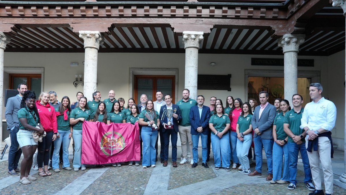 Jugadoras de El Salvador con miembros del club y de la Diputación.