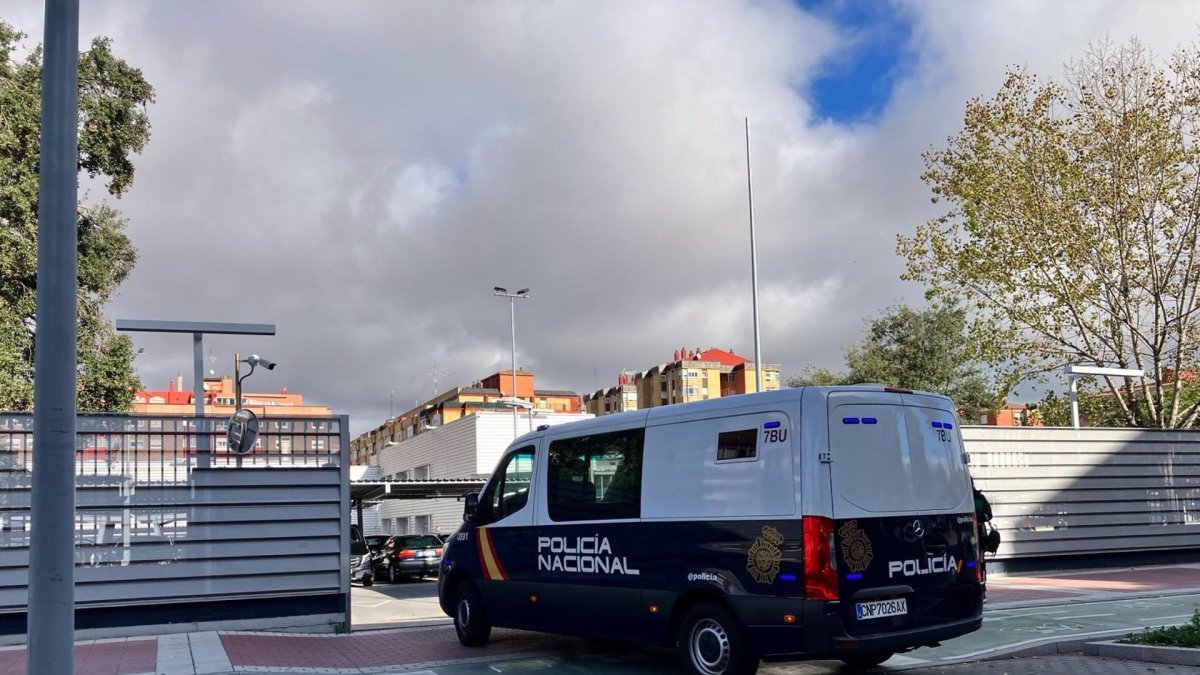 Imagen de archivo de un vehículo de la Policía Nacional.

La Policía Nacional ha detenido en Valladolid a todos los miembros de un clan familiar dedicado a la trata de seres humanos con fines de explotación sexual y ha liberado a 13 víctimas a las que controlaba con santería.

CASTILLA Y LEÓN ESPAÑA EUROPA VALLADOLID SOCIEDAD
POLICÍA NACIONAL