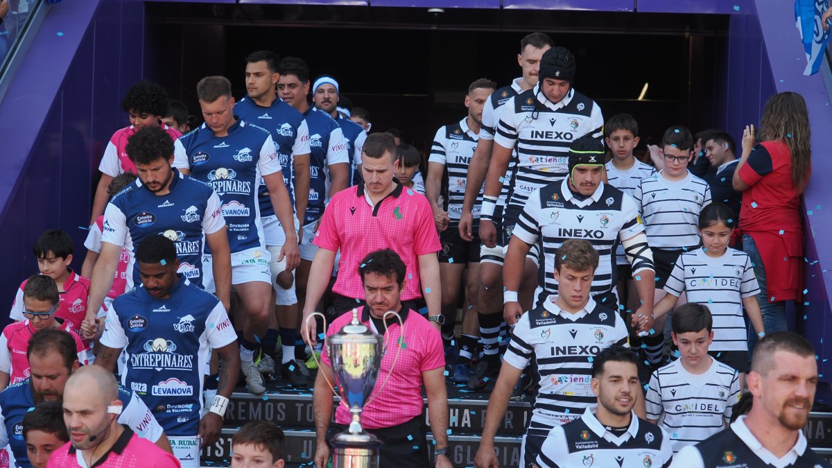Jugadores de VRAC y El Salvador saltando al césped de Zorrilla.