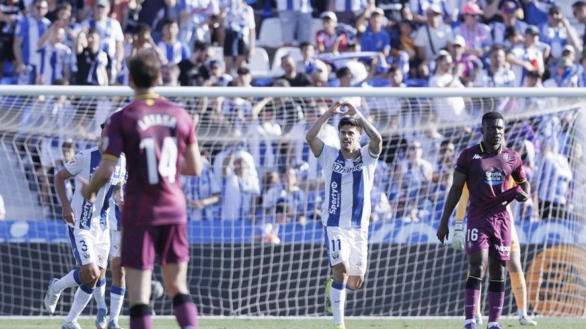 Juan Cruz celebra el tercer gol del Leganés ante Aidoo y Latasa.