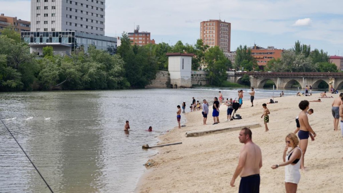 Ambiente veraniego en la Playa de las Moreras de Valladolid