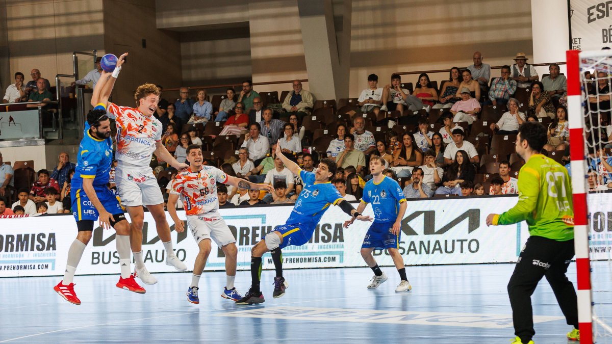 Juan Manuel Bar en una de sus 16 paradas ante el Ademar.