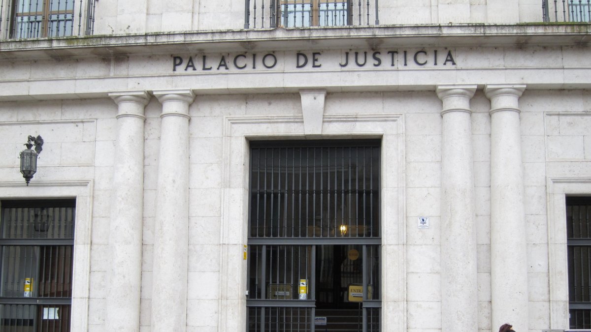 Acceso al edificio de la Audiencia de Valladolid.